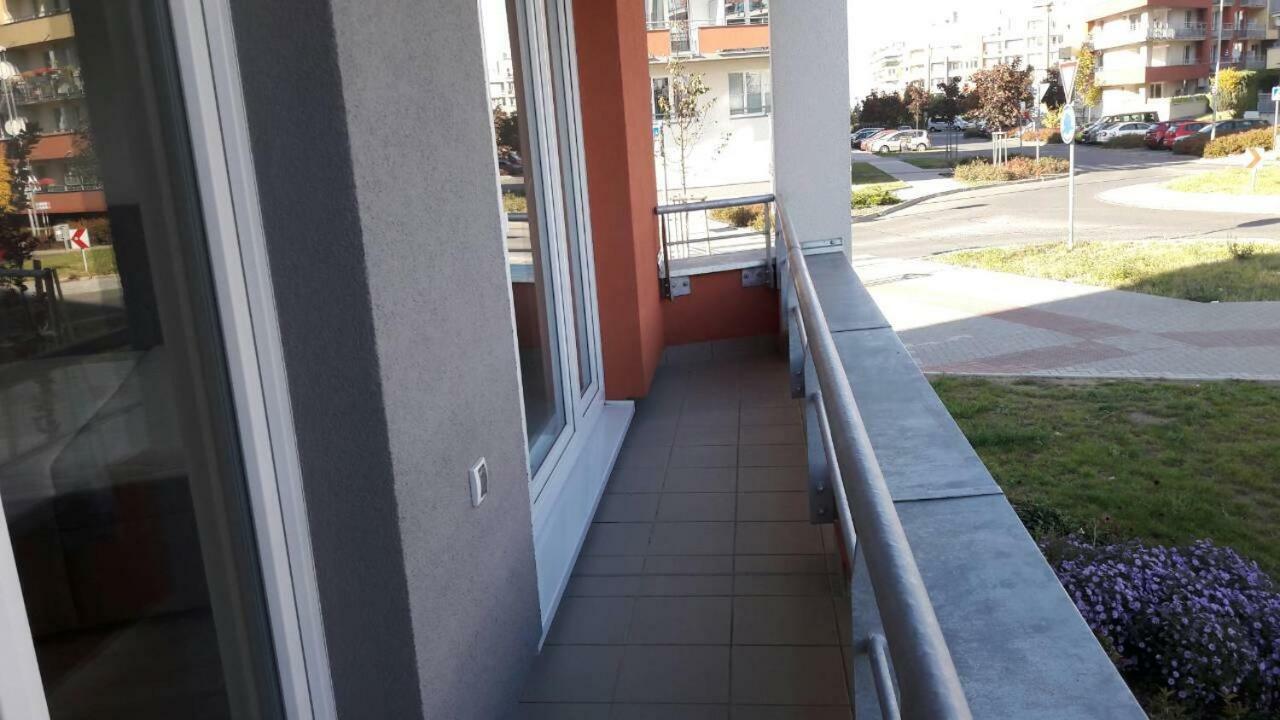 H+ Apartman Letiste Praha Praga Exterior foto