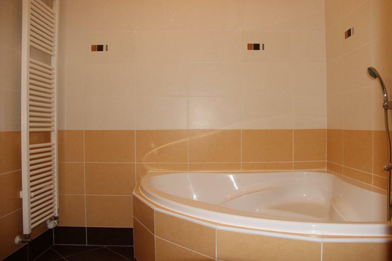 H+ Apartman Letiste Praha Praga Exterior foto