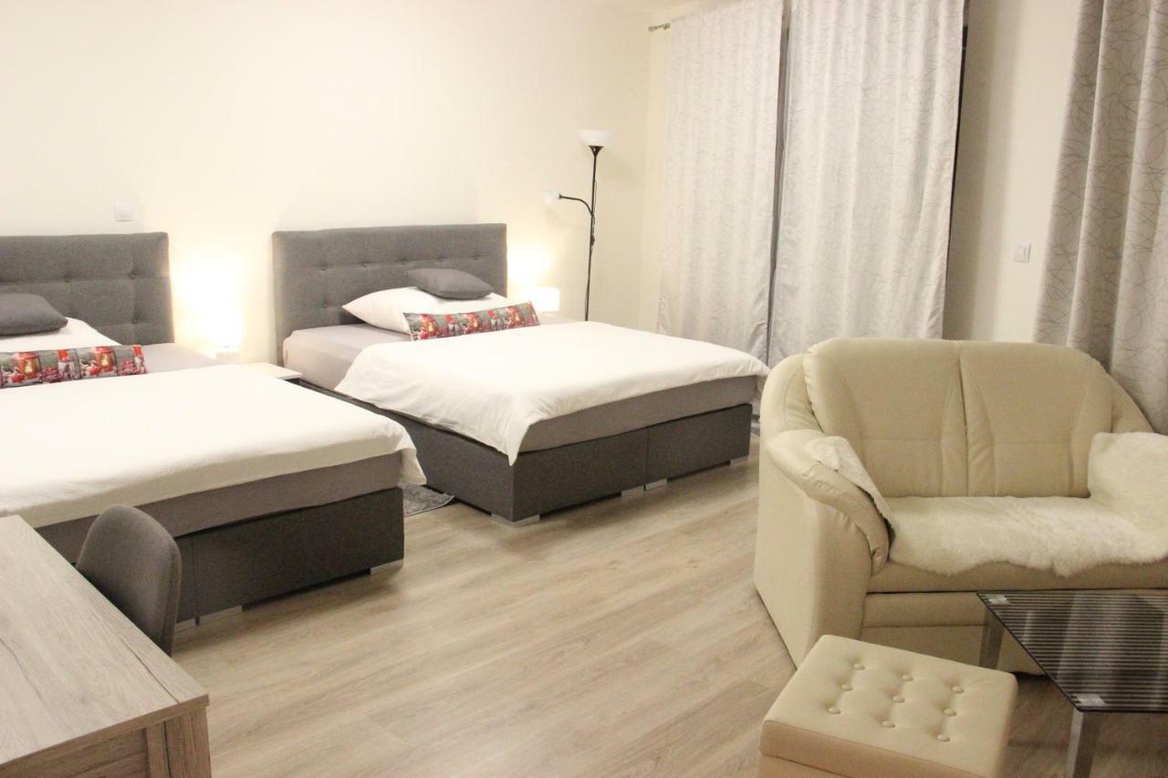 H+ Apartman Letiste Praha Praga Exterior foto