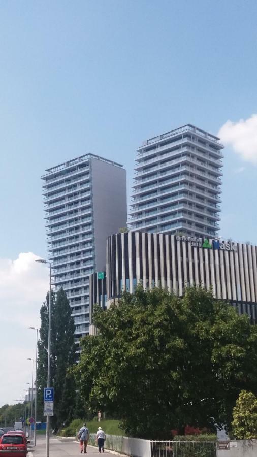 H+ Apartman Letiste Praha Praga Exterior foto