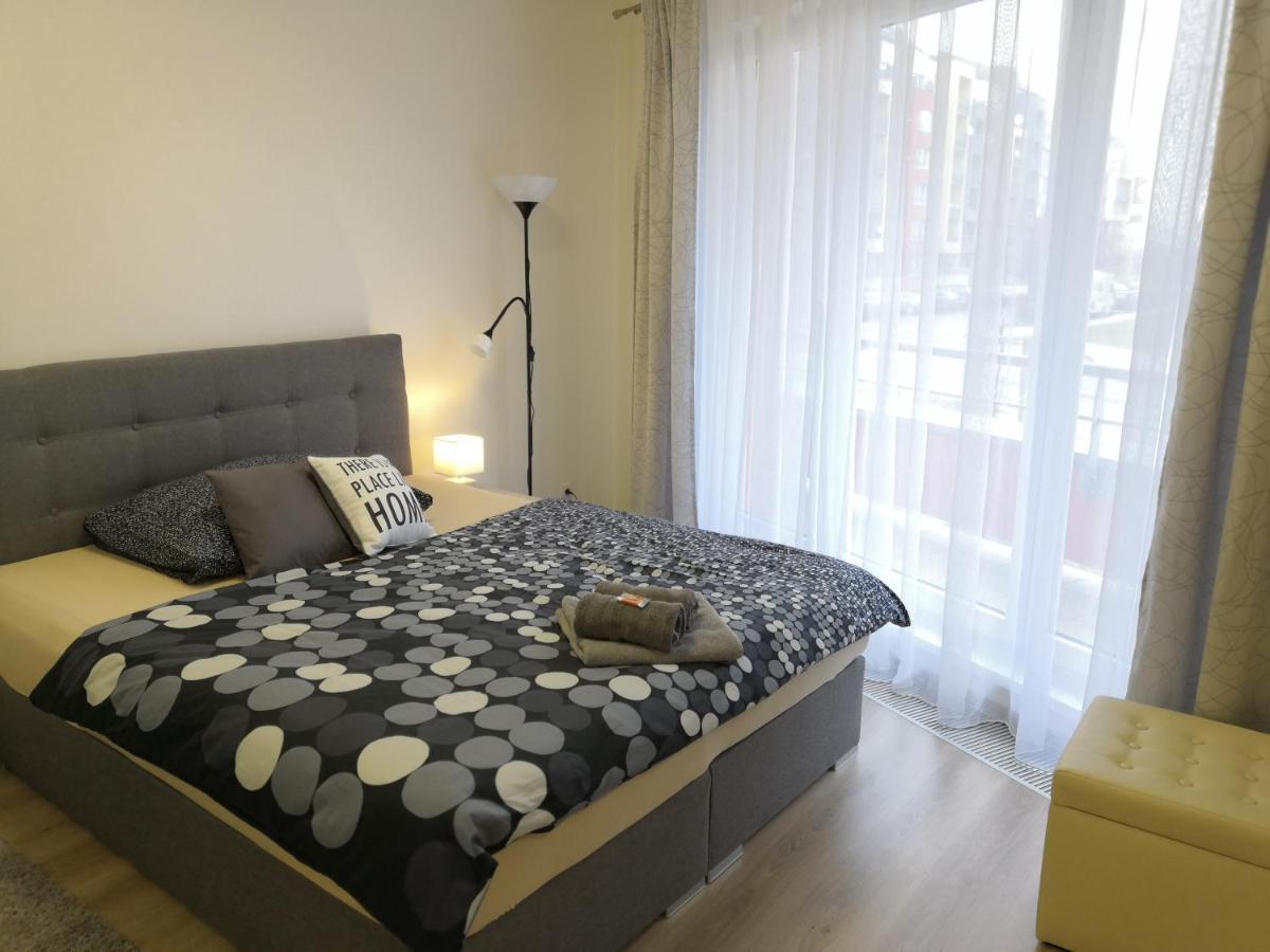 H+ Apartman Letiste Praha Praga Exterior foto